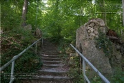 der Weg vom Wanderweg zur Annaschlucht ueber die Brücke