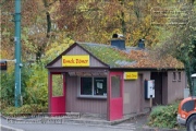 frueher war das ein Kiosk. Hier gab es Zeitschriften Zigaretten, Alkohol, aber auch Schreibwaren und kleine Brotzeiten!