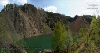 Steinbruchsee des abgerissenen Basaltwerks Stangenroth