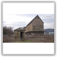 24.03.2013 - ehemaliger Bodenspeicher der HVA - Gebaeude 3 und Gleiswaagenhaeuschen