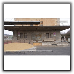 24.03.2013 - ehemaliger Bodenspeicher der HVA - Getreidehaufen vor Gebaeude 3