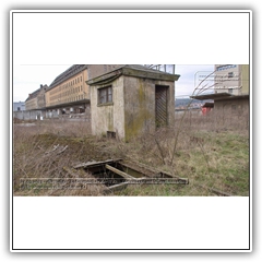 24.03.2013 - ehemaliger Bodenspeicher der HVA - Gleiswaage mit Wiegehaeuschen