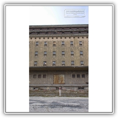 24.03.2013 - ehemaliger Bodenspeicher der HVA - Laderampe mit Schiebetor und Fenster am Gebaeude 4