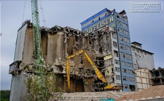Das RKW Sued wurde 2015 aufgegeben und war seitdem ein Lost Place. Seit Maerz 2025 wird das Werk abgerissen. Das erste Silogebaeude und das Zwischengebaeude sind schon abgerissen.