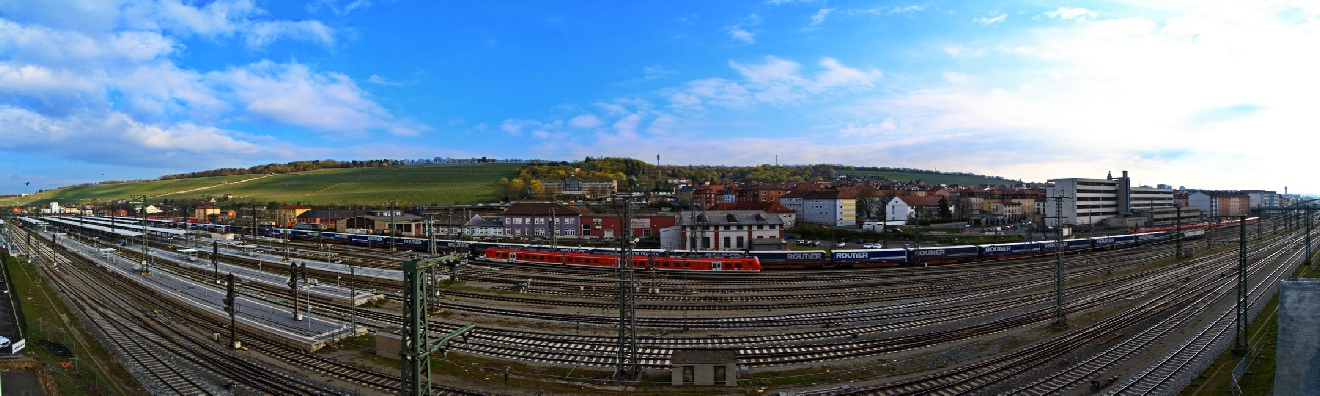 Aufnahme vom neuen Bahnhof-Parkhaus über die Bahnhofsanlage und Grombuehl