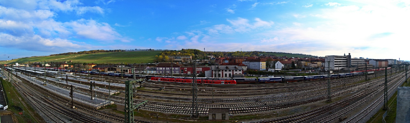 Aufnahme vom neuen Bahnhof-Parkhaus über die Bahnhofsanlage und Grombuehl