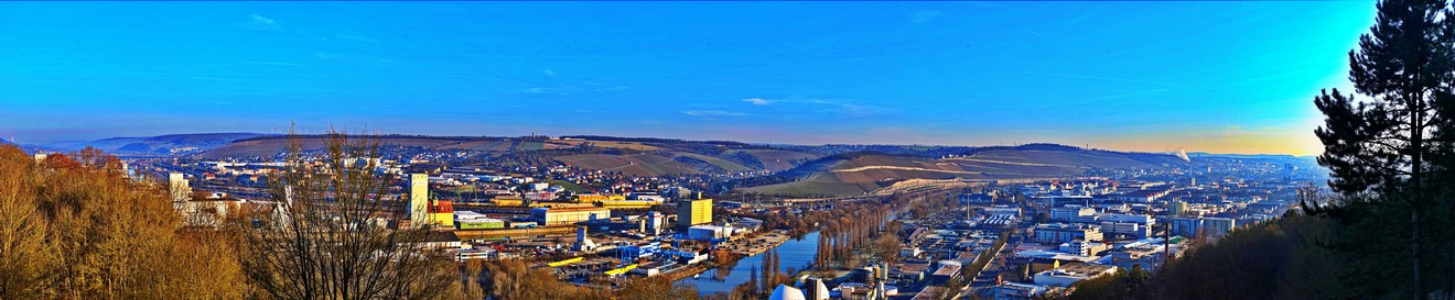 Aufnahme von der Gudrunswiese - Teile der Zellerau und Industriegebiet Neuer Hafen