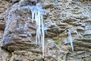 Naturdenkmal Tuff-Steilhang mit Eiszapfen behangen!