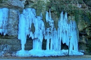 Naturdenkmal Tuff-Steilhang mit Eiszapfen behangen!