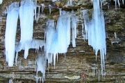 Naturdenkmal Tuff-Steilhang mit Eiszapfen behangen!